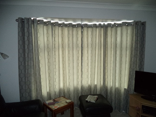 Bay window curtain pole