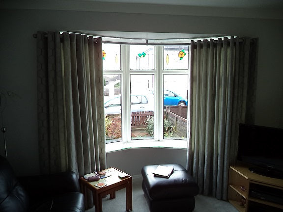 Bay window curtain pole
